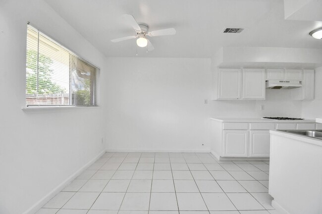 Building Photo - 530 Westshire Dr