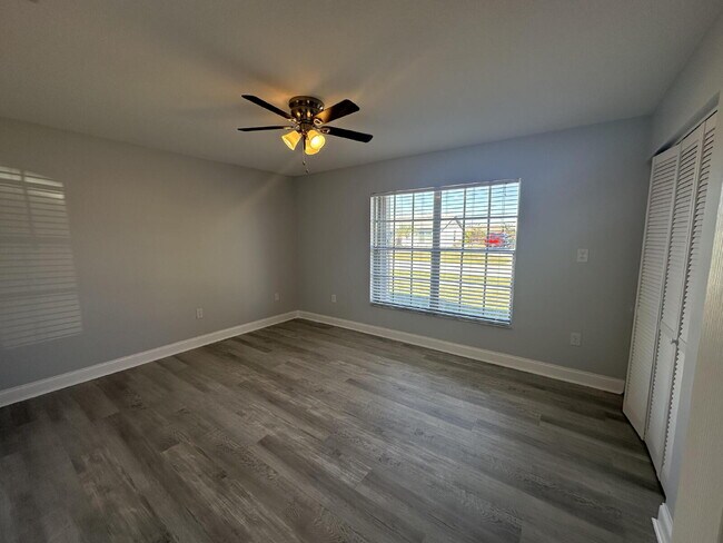 Building Photo - Charming 2-Bed, 2-Bath Retreat in Port Charlotte!