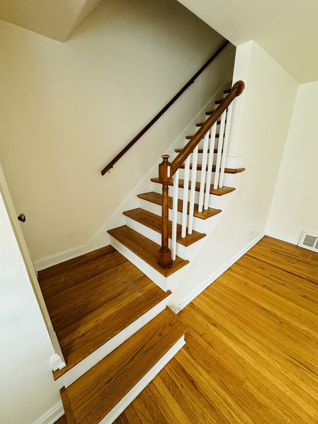 Building Photo - Stunning 2 Bedroom Townhome