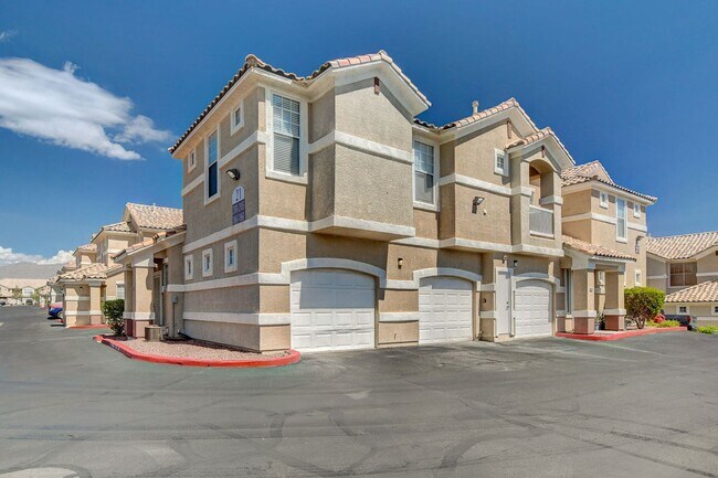 Building Photo - Beautiful  2bed 2bath Gated Community