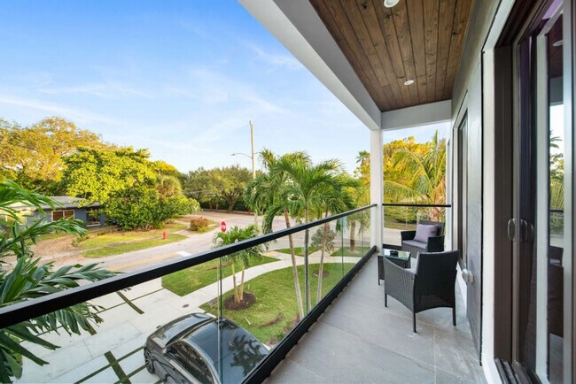 Building Photo - 601 NE 16th Ave