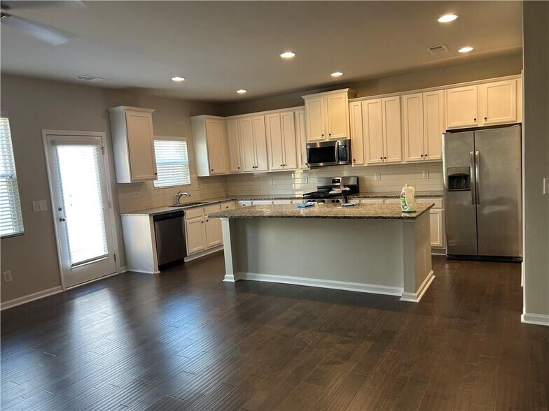 Building Photo - 205 Ridge Valley Dr