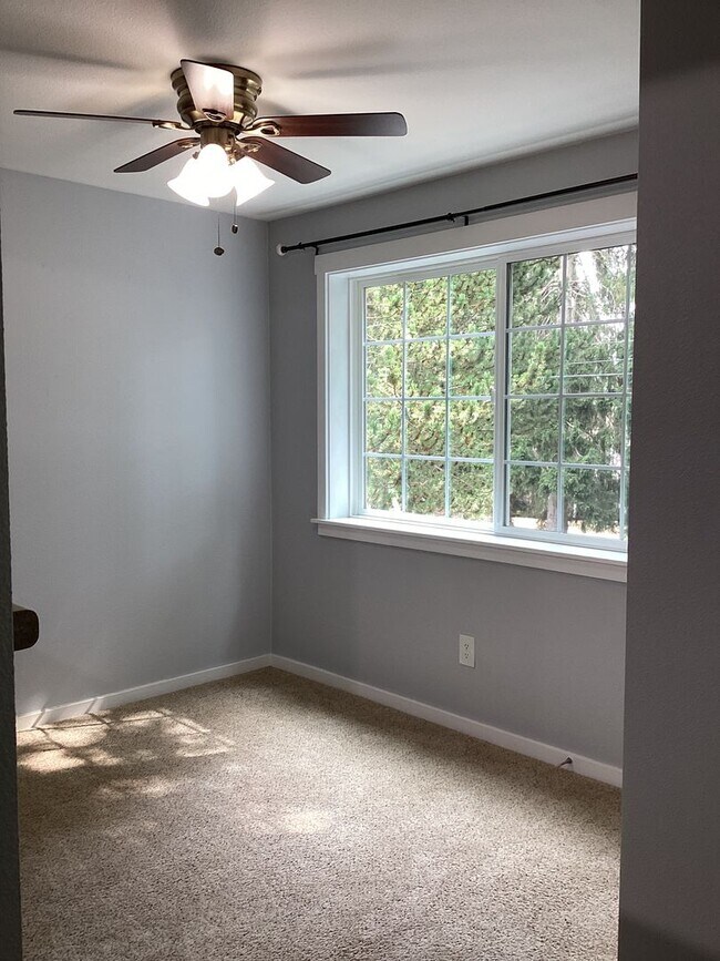 Building Photo - Welcome Home to Comfort & Convenience in E...