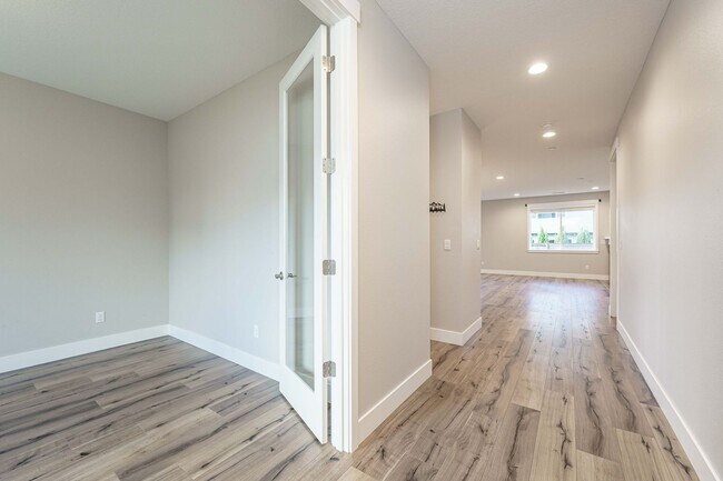 Building Photo - 8989 N Kale Cir