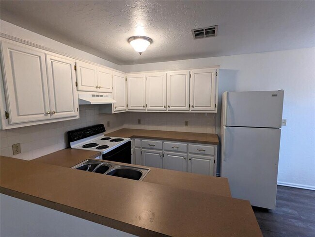 Building Photo - 420 W Comanche St