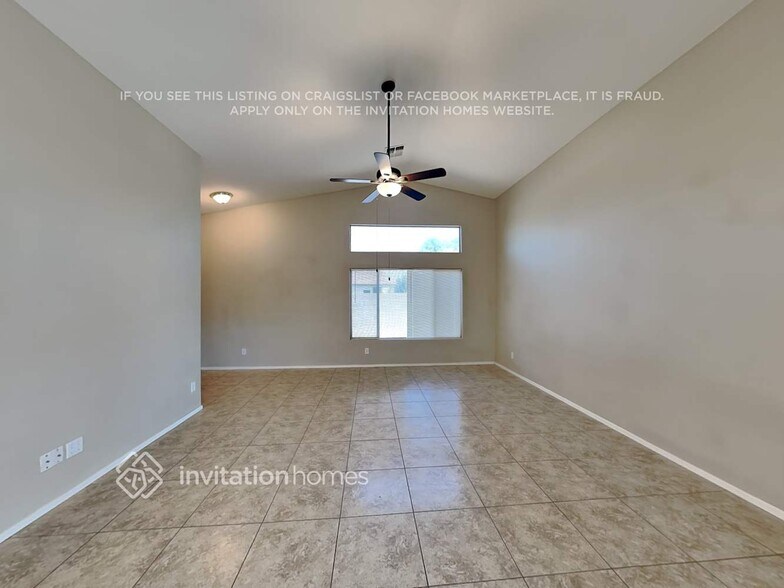 Building Photo - 686 E Payton St