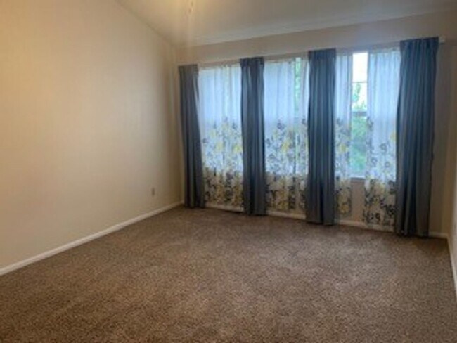 Building Photo - Single Family home located in Desirable Home Farms neighborhood