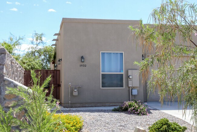 Building Photo - 2 Bed, 2 Bath Townhome
