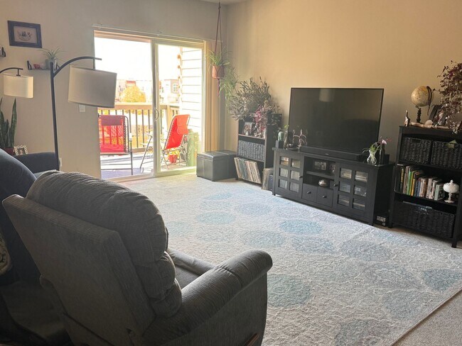 Building Photo - Comfortable Condo in Swan Creek