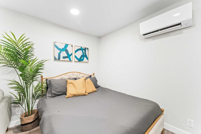 Building Photo - 1211 W 8th St