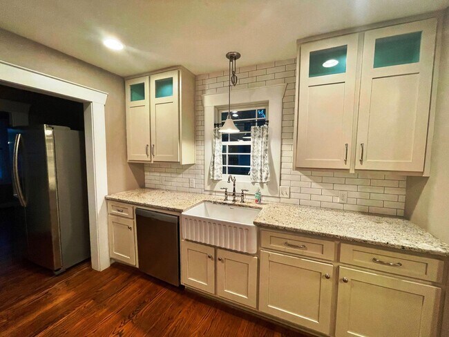 Building Photo - Updated 3 BR/ 2 BA home on Roseland Drive ...