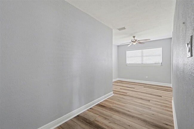 Building Photo - 8902 El Portal Dr