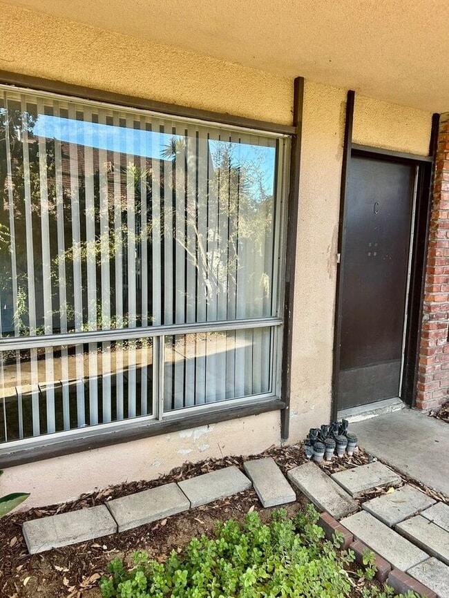 Building Photo - REALLY NICE 2BD & 1.5BA TOWNHOME IN FULLERTON