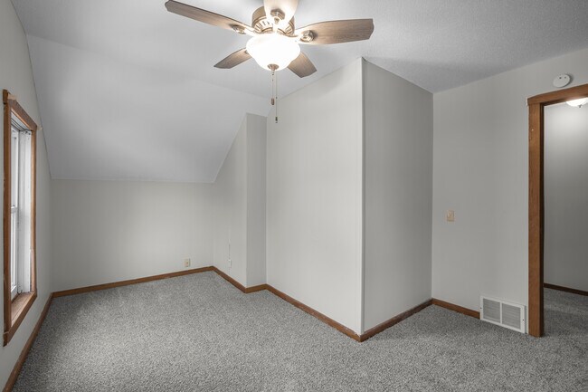 Building Photo - 509 W Baker St