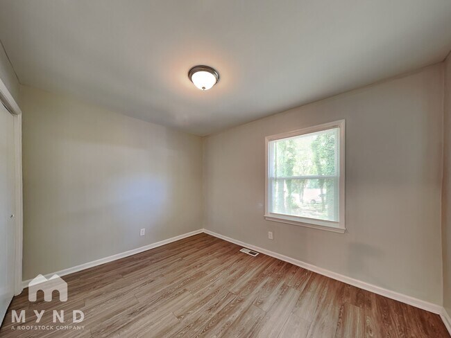 Building Photo - 5613 Deerborn Dr