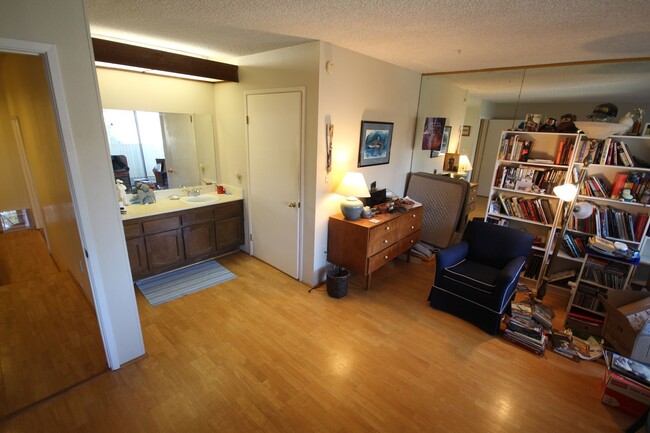 Building Photo - Super Spacious 2-Bedroom 2.5-Bathroom La J...