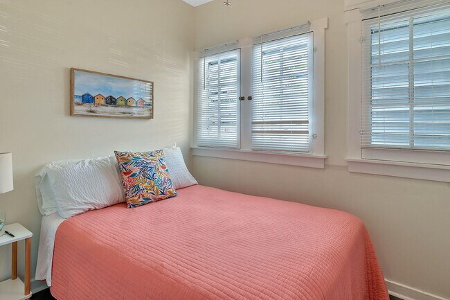 Building Photo - 118 S J St