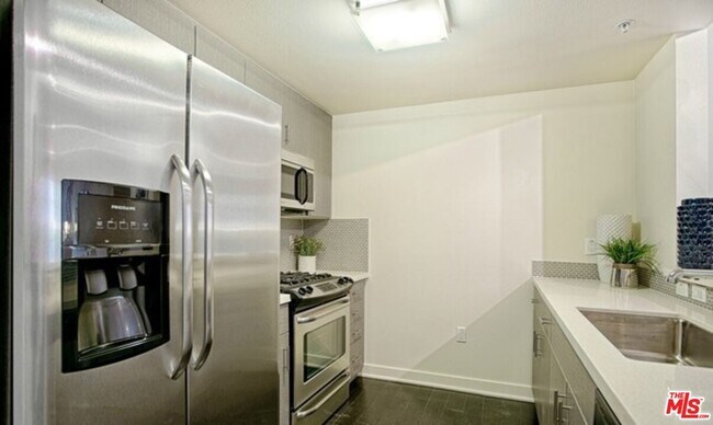 Building Photo - 436 S Virgil Ave
