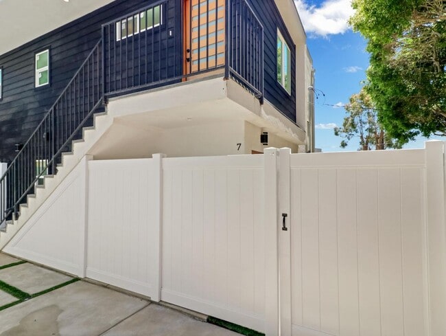 Building Photo - 644 Pier Ave
