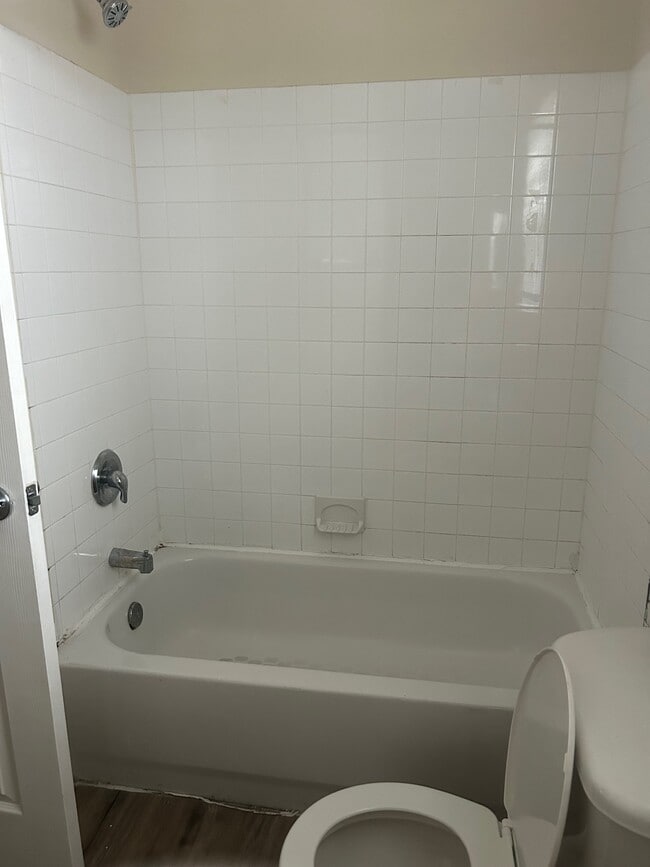 Building Photo - 1122 W 6th St