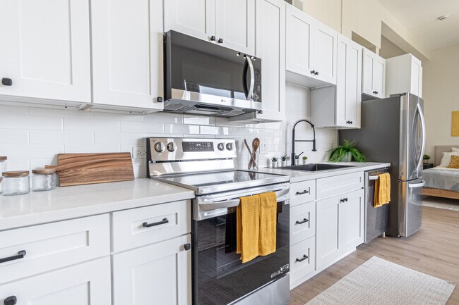 Building Photo - 555 Front St