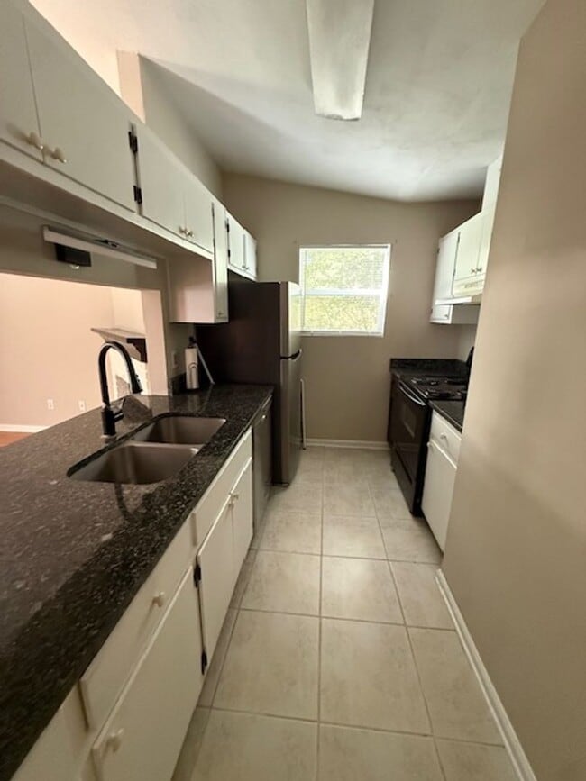 Building Photo - 124 Whetherbine Way W