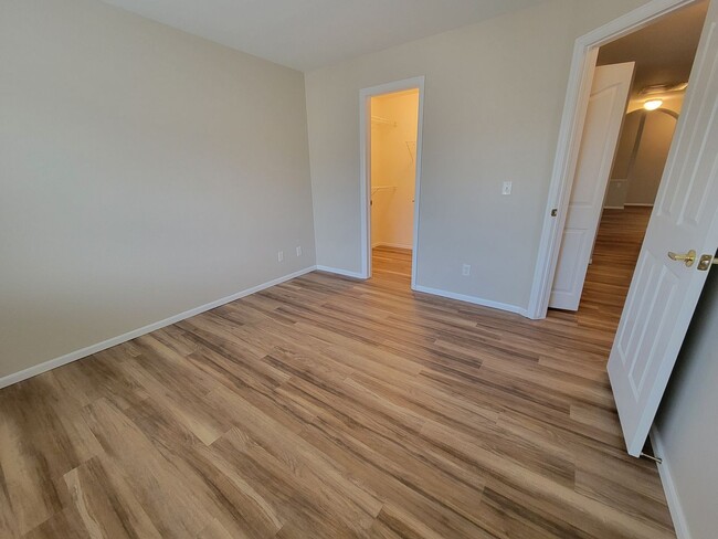 Building Photo - Spacious 2 bed, 2 bath townhome style cond...