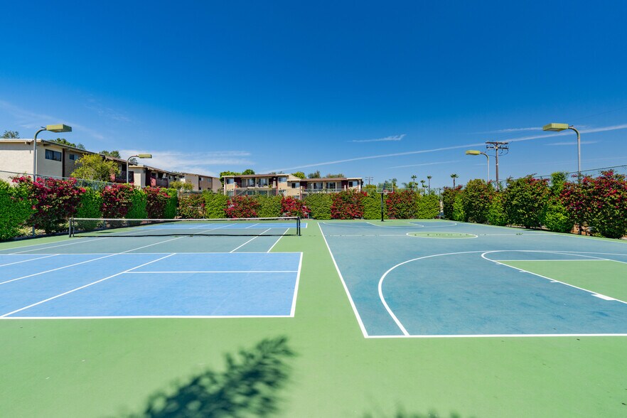 Building Photo - 800 E Bobier Dr