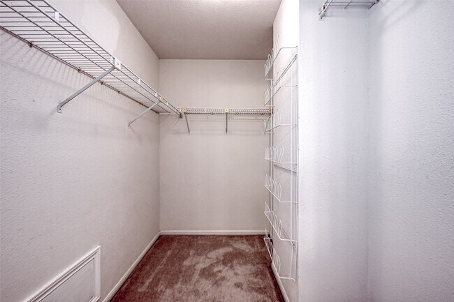 Building Photo - 9850 Pagewood Ln