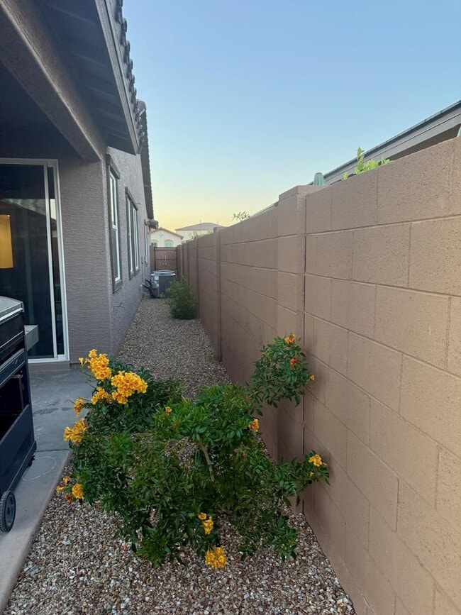 Building Photo - 16677 W Charlotte Dr