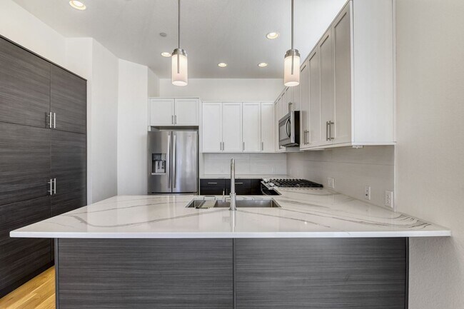 Building Photo - Bright Contemporary 3 Bedroom 2 Bath - August 1st!