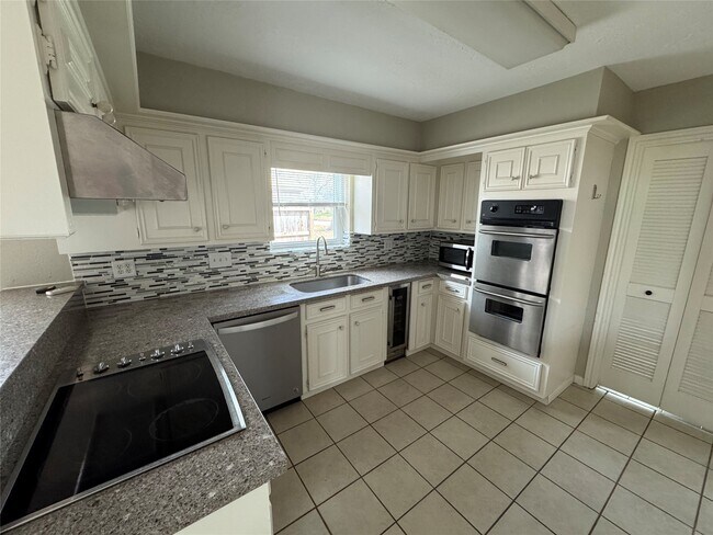 Building Photo - 11821 Westmere Dr