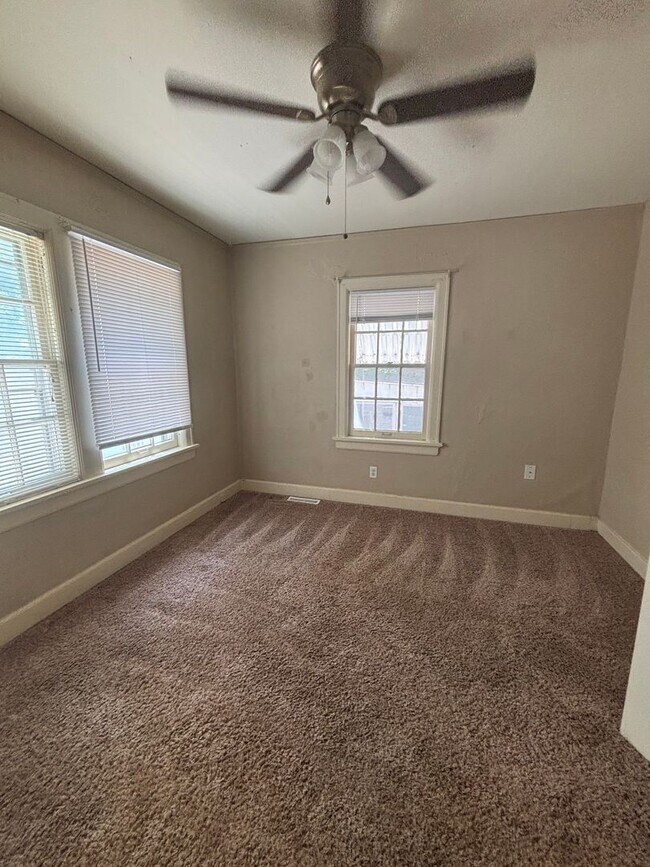 Building Photo - 3 Bedroom, 3 Bathroom Home Available  2-Car Garage & Spacious Living Near WSU.