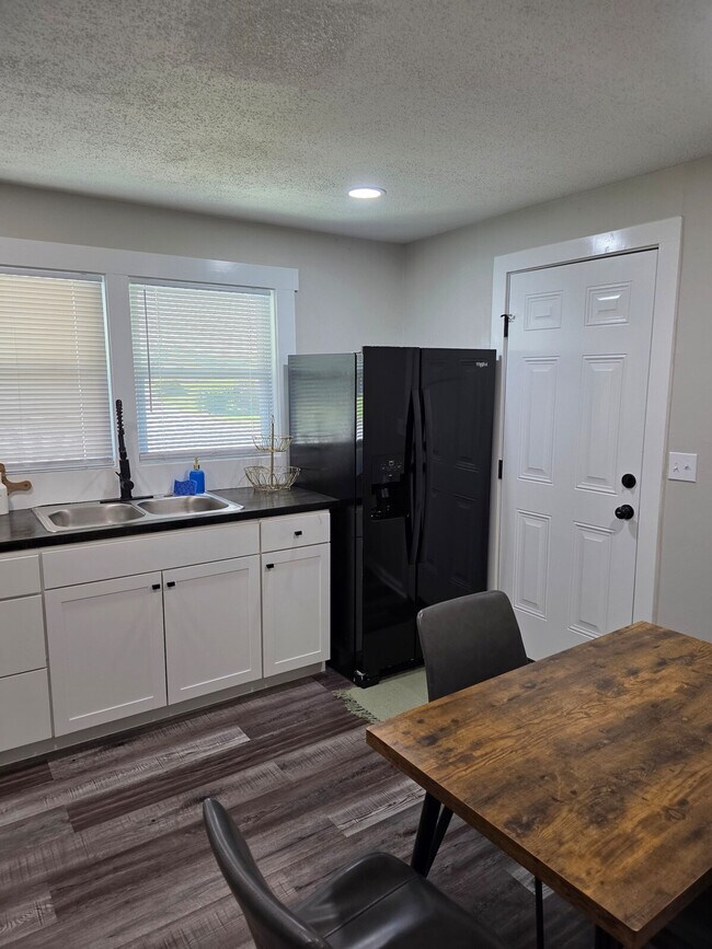 Building Photo - 128 Forest St