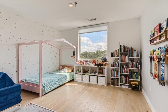 Building Photo - 900 S 1st St