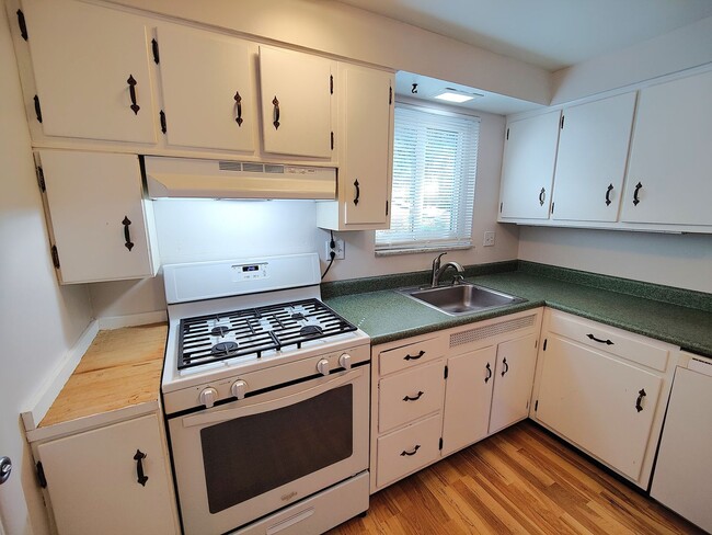 Building Photo - *Recently Updated 3BD/2.5BA Available for ...