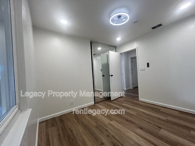 Building Photo - 5200 Fernwood Way