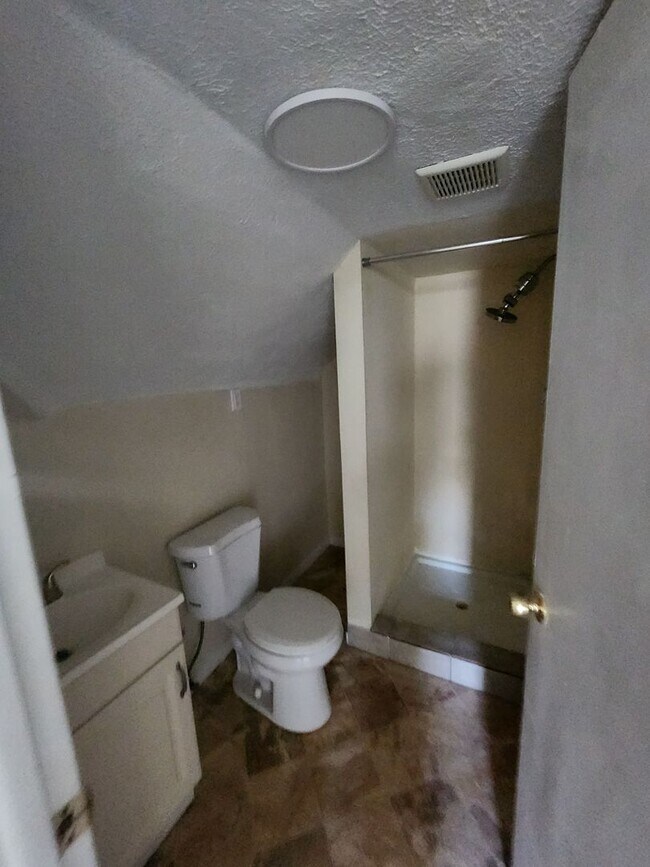 Building Photo - One Bedroom Clean Apt For Rent