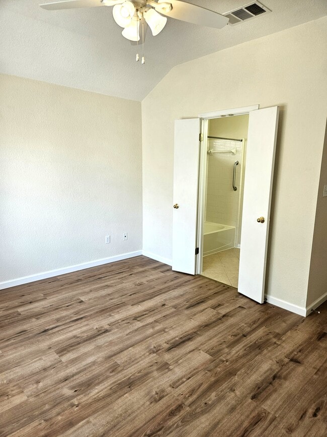 Building Photo - 1002 Woodview Dr