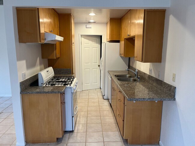 Building Photo - 2 Bedroom, Single Story Condo With A/C!