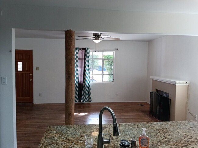 Building Photo - Charming 3-bedroom, 2-bathroom! Showings available NOW! New appliances! SPECIAL!!