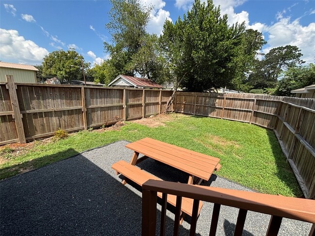 Building Photo - 410 McPhail St