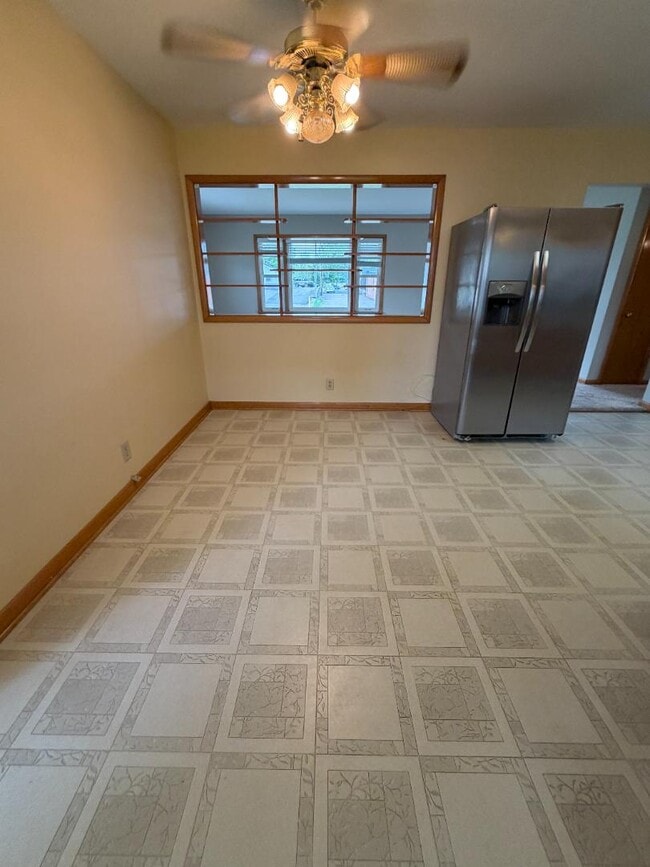 Building Photo - 2201 E Eichel Ave