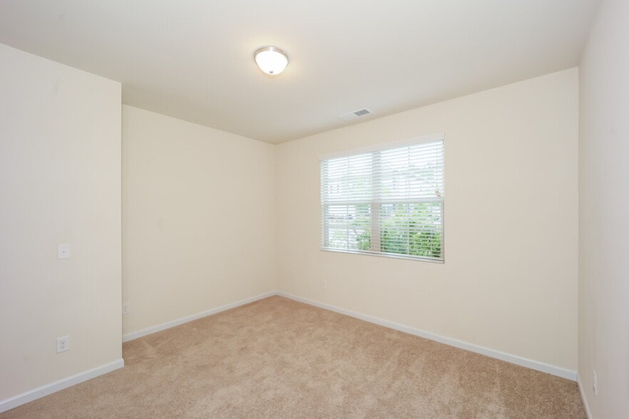 Building Photo - 380 Hamilton Pointe Dr