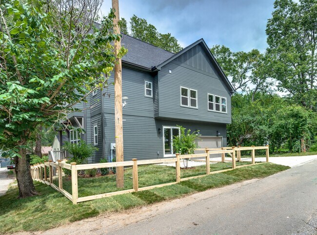 Building Photo - 2430 Little Ave