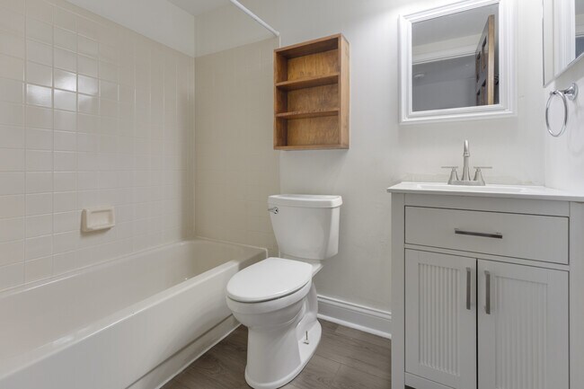 Building Photo - 3238 Gresham Ln E