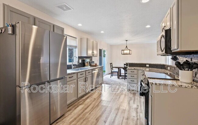 Building Photo - 607 W Persimmon Ln