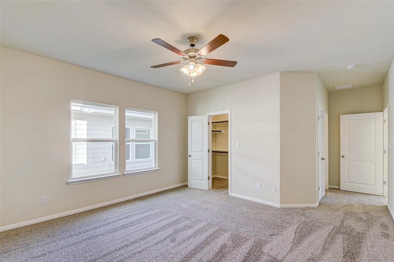 Building Photo - Room in House on Spinnaker Loop