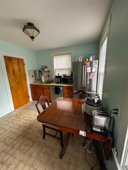 Building Photo - 99 School St