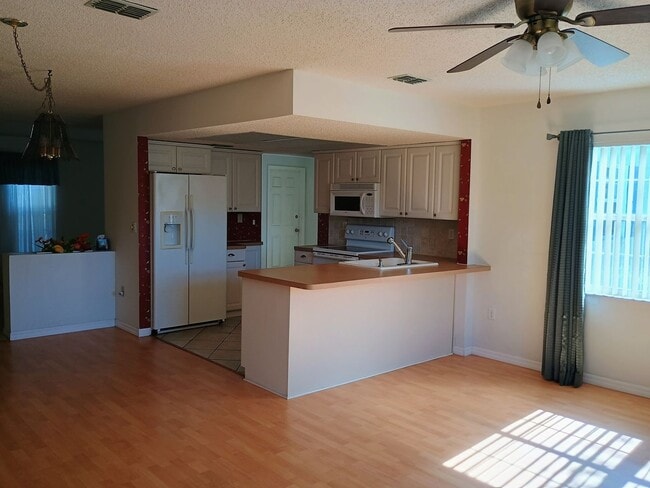 Building Photo - 2 bedroom 2 bathroom home with a screened in porch